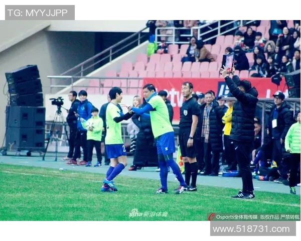 足球明星归国盛典热烈欢迎球迷齐聚共庆辉煌成就