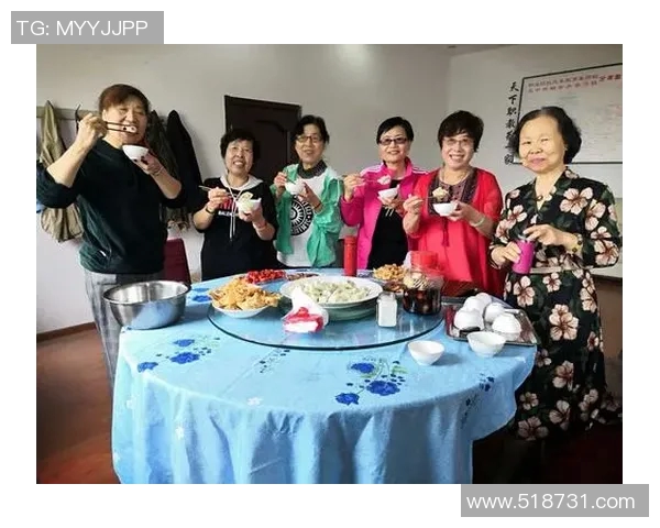 足球明星欢聚一堂共品饺子视频分享温馨时刻与美味体验